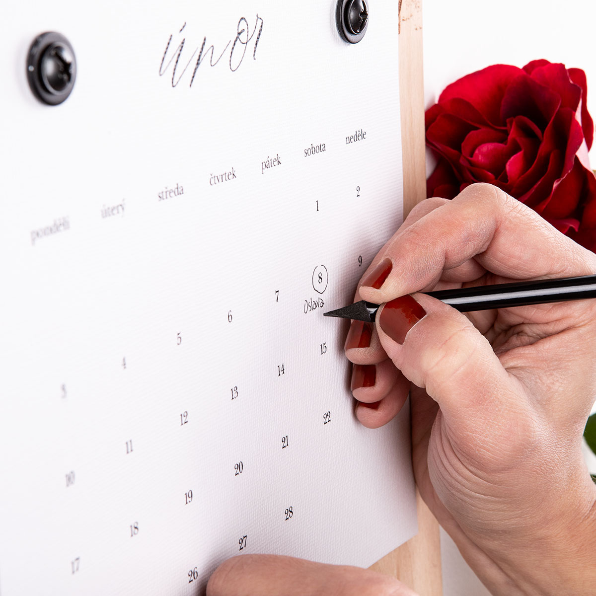 Dřevěný kalendář s fotografií na rok 2026